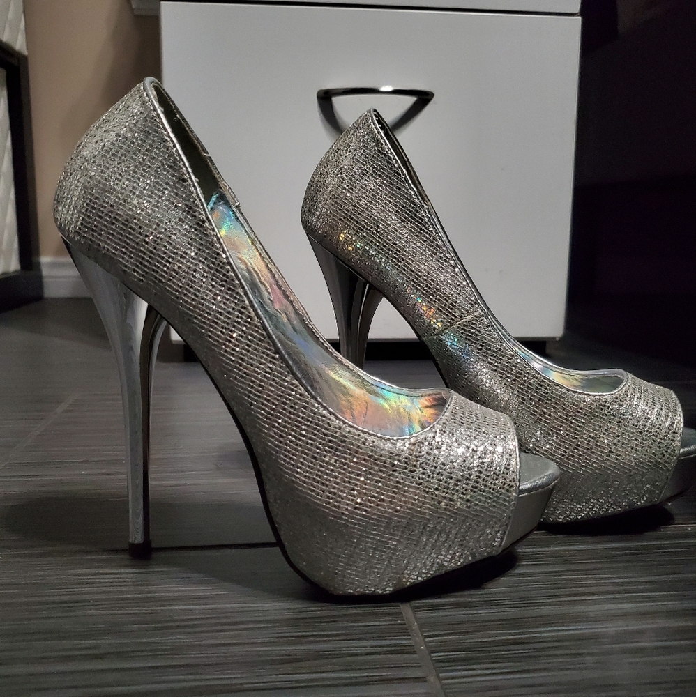 Elegant Silver Peep-Toe Heels Size 7 - Picture 2 of 10